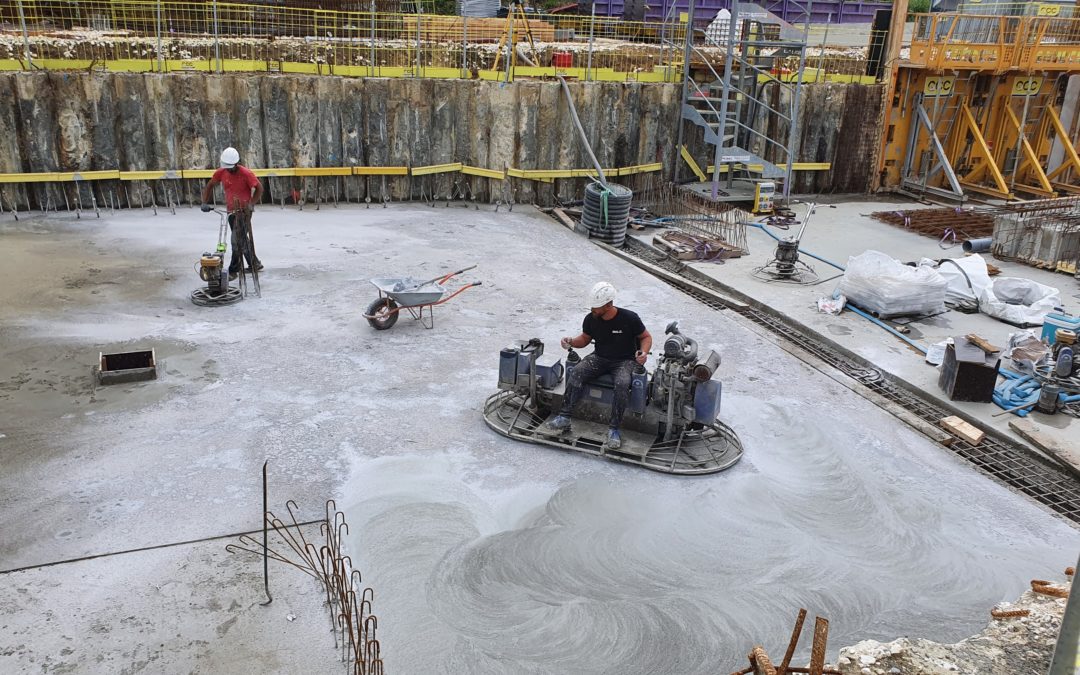 Réalisation de sols en béton lissés avec des truelles mécaniques